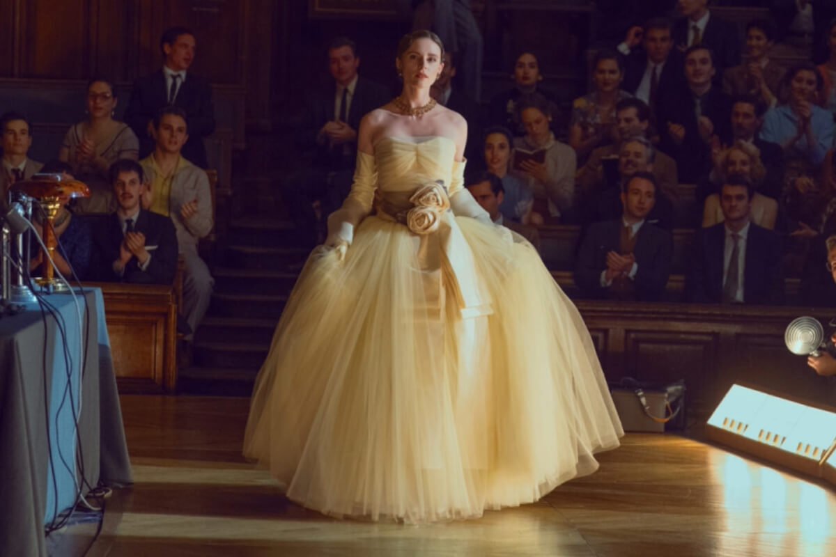 the new look mulher de vestido amarelo